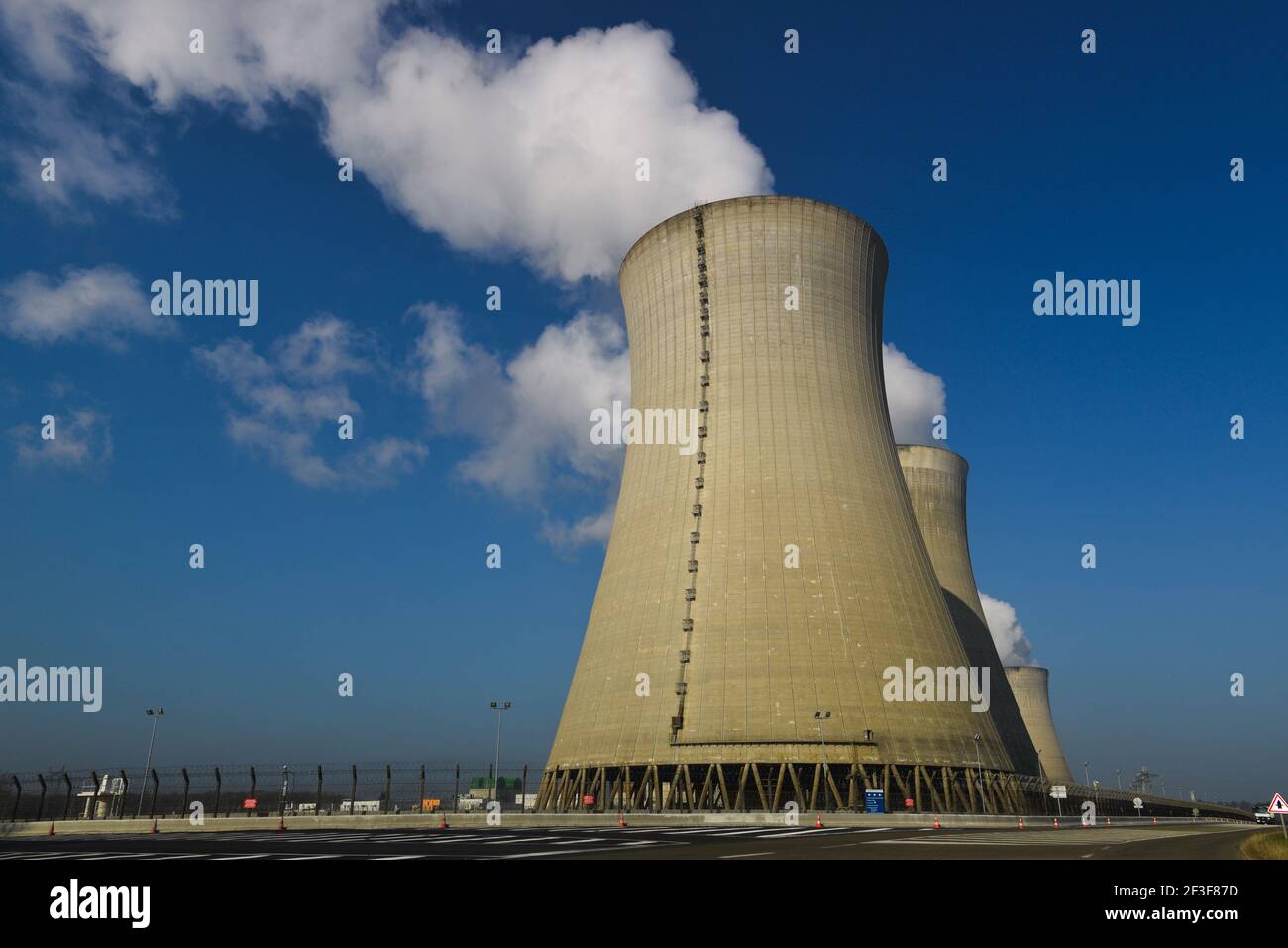 Kühltürme mit Wasserdampf auf einem blauen Himmel, Kernkraftwerk Stockfoto