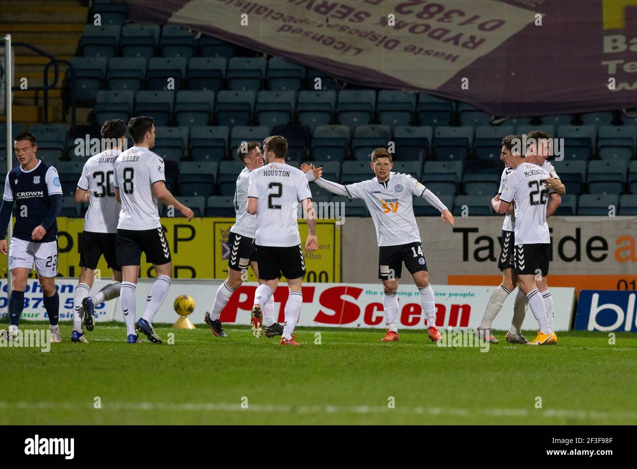 Dens Park, Dundee, Großbritannien. März 2021, 16th. Scottish Championship Football, Dundee FC gegen Ayr United; Mark McKenzie von Ayr United wird nach dem Tor für 1-0 gratuliert.Credit: Action Plus Sports/Alamy Live News Stockfoto