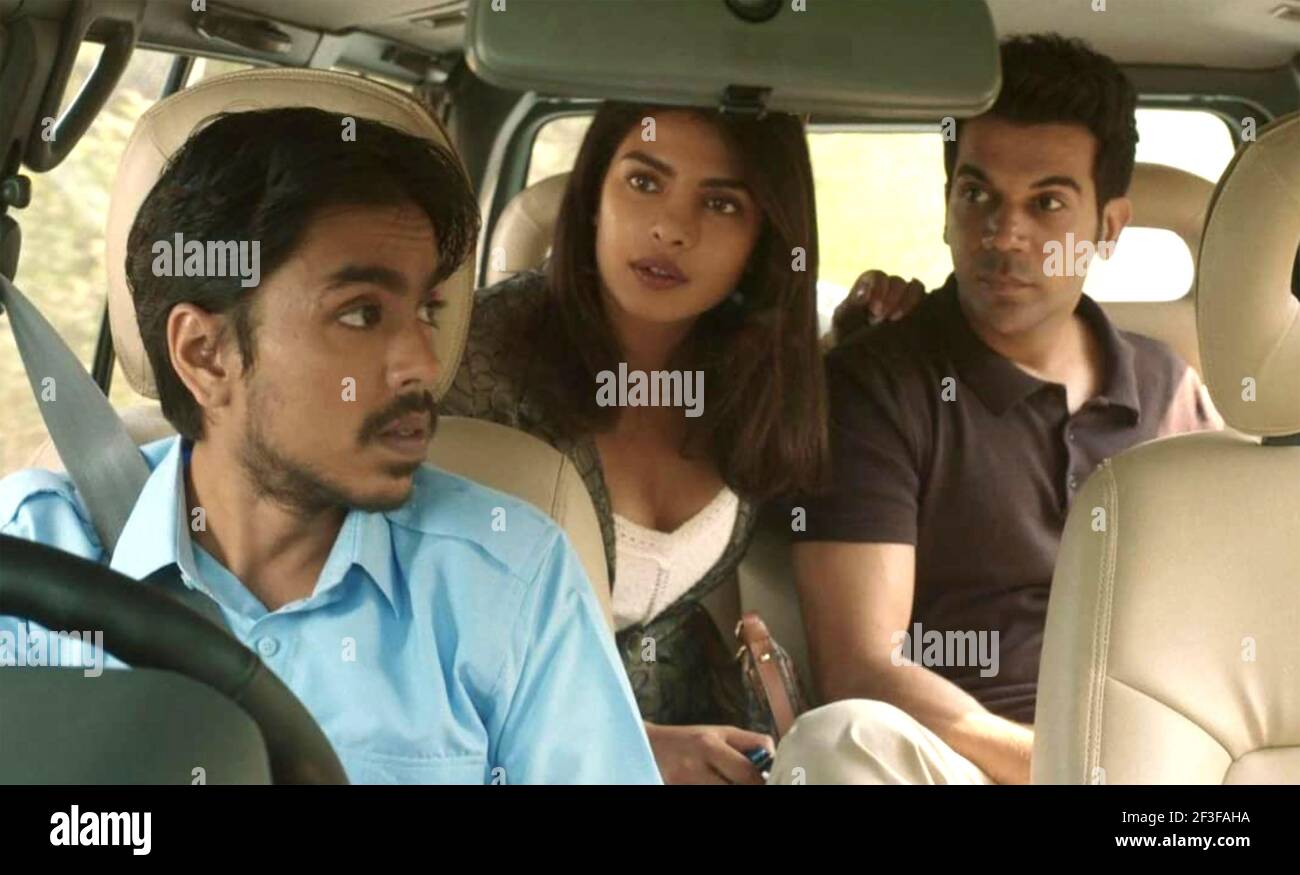 DER WEISSE TIGER 2021 Netflix Film mit von links: Raj Kummar )Ashok), Priyanka Chopra (Pinky), Adarsh Gurav (Ba;RAM) Stockfoto
