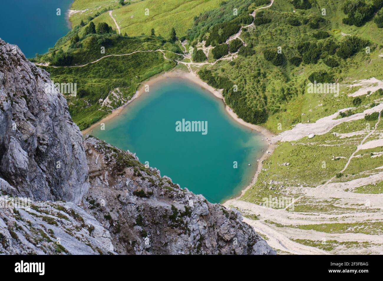 Blick von der Lachenspitze auf einen türkisfarbenen Bergsee und Wanderwege. Abenteuer, Sommer, Österreich. Stockfoto