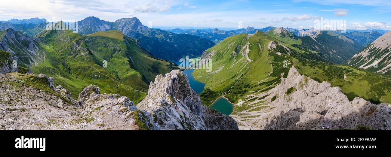 Blick vom Gipfel der Lachenspitze auf den Traualpsee und den Vilsalpsee, am Ende der Klettersteig-Tour. Panorama, Abenteuer, Sommer, Österreich Stockfoto