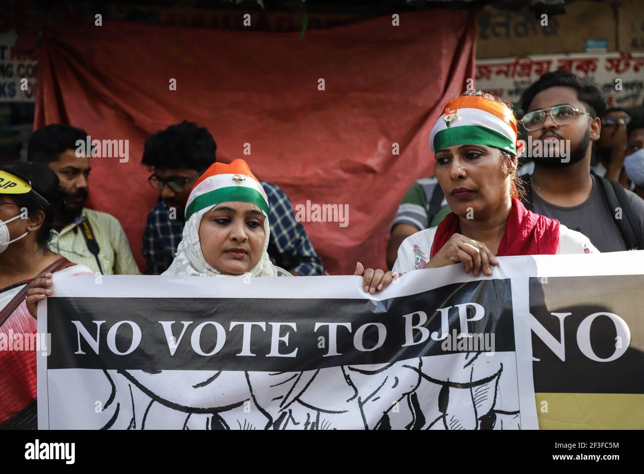 Kalkutta, Indien. März 2021, 16th. Aktivisten halten ein Transparent mit dem Aufdruck "No Vote to BJP (Bhartiya Janta Party)" während einer Demonstration, die von Studenten aus Protest gegen BJP (Bhartiya Janta Party) vor den Wahlen in Westbengalen veranstaltet wurde. (Foto von JIT Chattopadhyay/SOPA Images/Sipa USA) Quelle: SIPA USA/Alamy Live News Stockfoto