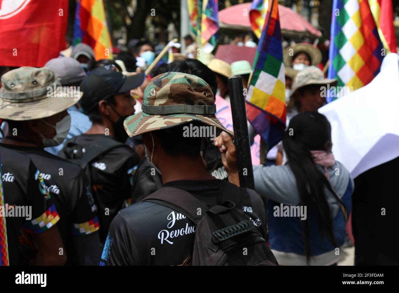 COCHABAMBA, OR - 16,03.2021: PROTESTA DEL MAS NO es VENGANZA es JUSTICI - Proteste von Menschen, die mit dem MAS in Verbindung stehen, zugunsten der Befürchtung der ehemaligen Präsidentin Jeanine Añez. Diese Leute griffen Menschen von Plattformen an, die für die Befreiung des Militärs, der Polizei, der Politiker und der Zivilbevölkerung sind. Eine Gruppe junger Männer war mit handwerklichen Bazookas bewaffnet. (Foto: Pablo Rivera/Fotoarena) Stockfoto