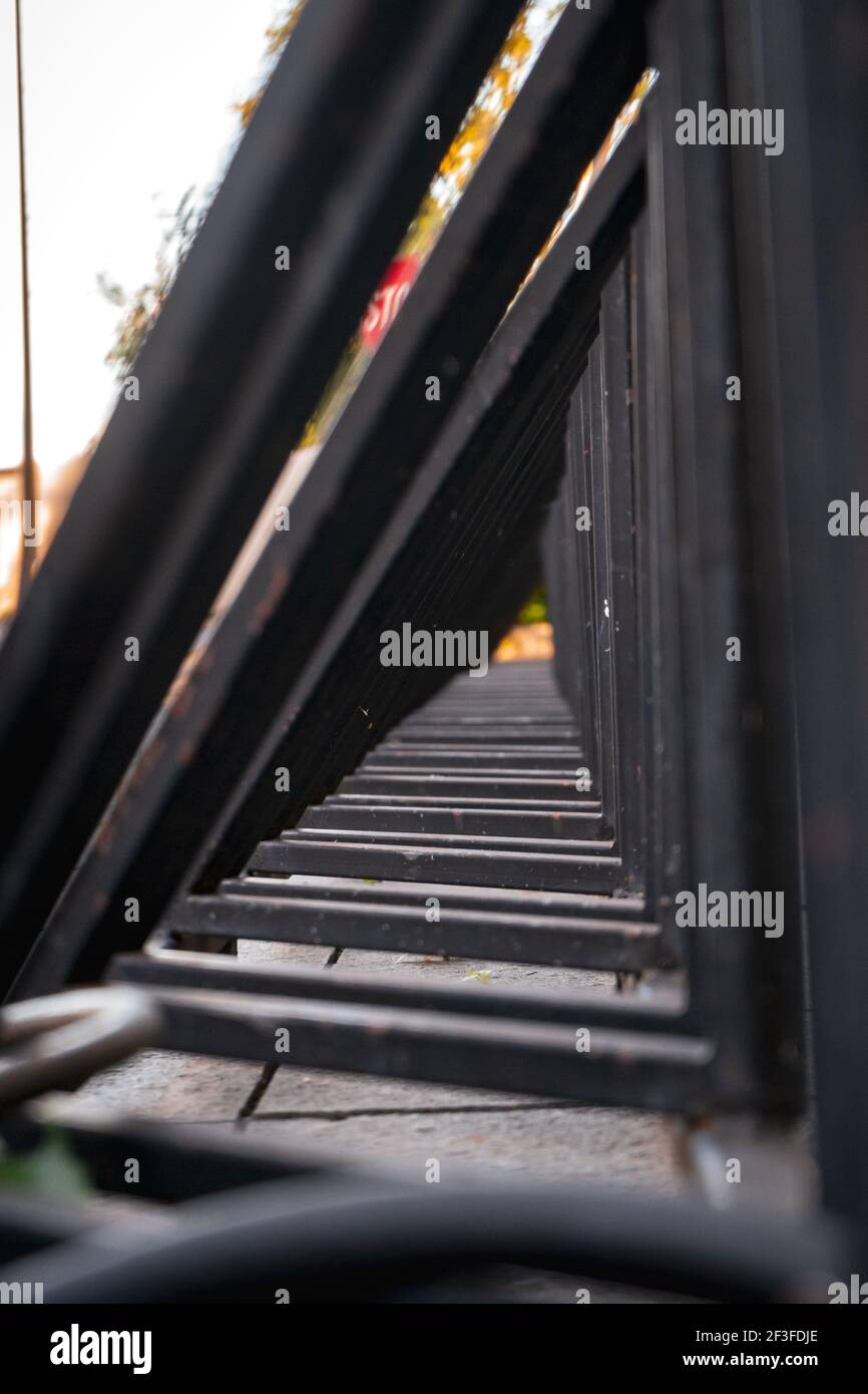 Eine vertikale Aufnahme von Dreiecksstrukturen Stockfoto