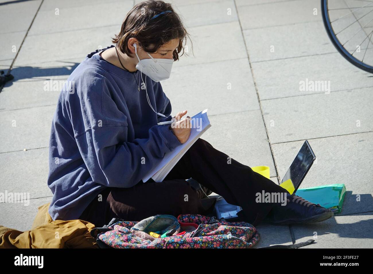 Italienischer Student nimmt Fernunterricht auf der Straße aus Protest gegen Schließung der Covid-Schule Turin, Italien - März 2021 Stockfoto