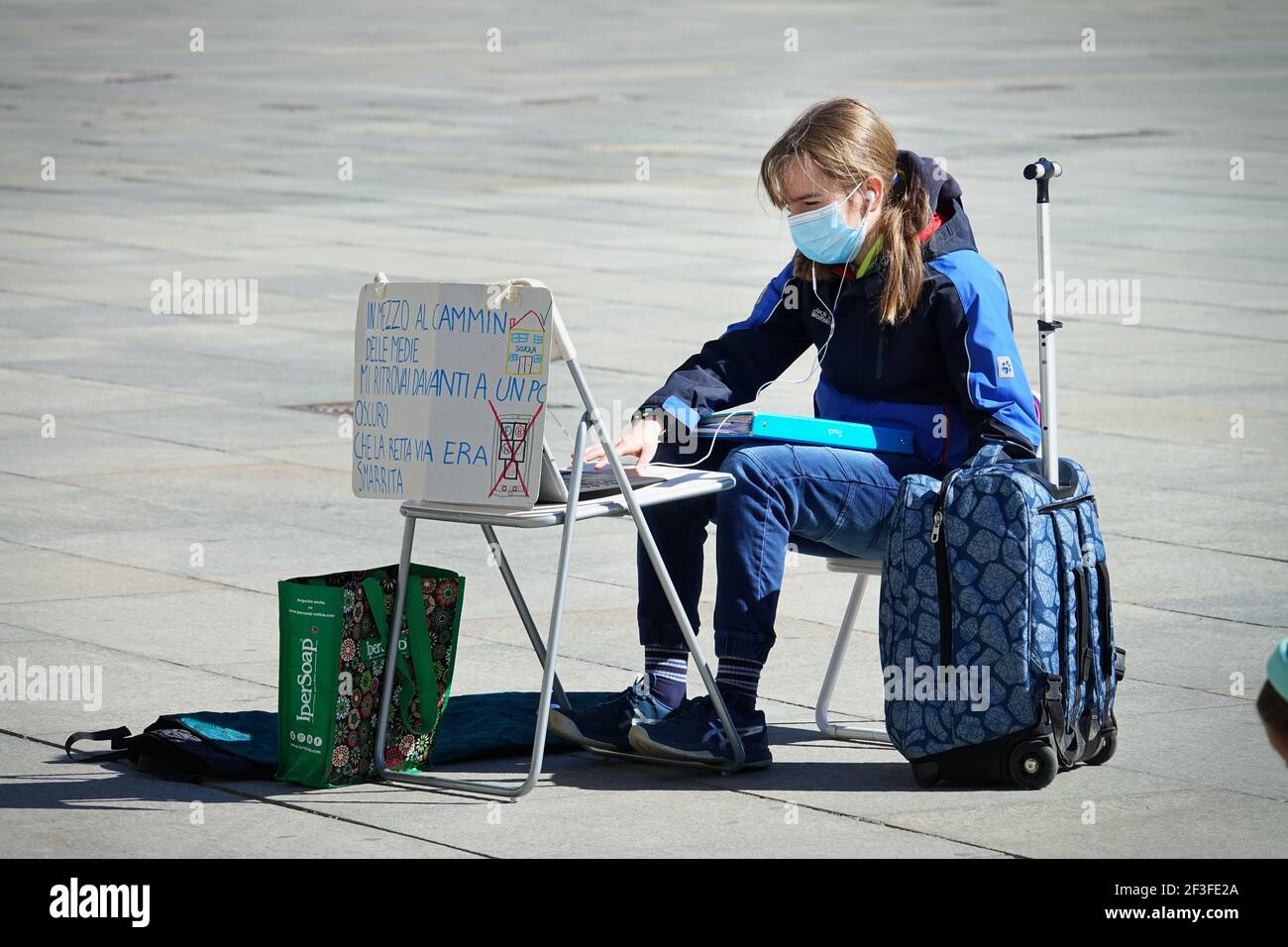 Italienischer Student nimmt Fernunterricht auf der Straße aus Protest gegen Schließung der Covid-Schule Turin, Italien - März 2021 Stockfoto