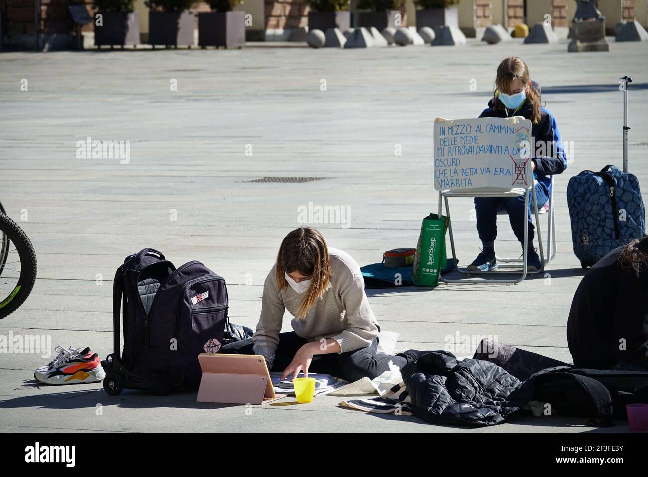 Italienischer Student nimmt Fernunterricht auf der Straße aus Protest gegen Schließung der Covid-Schule Turin, Italien - März 2021 Stockfoto