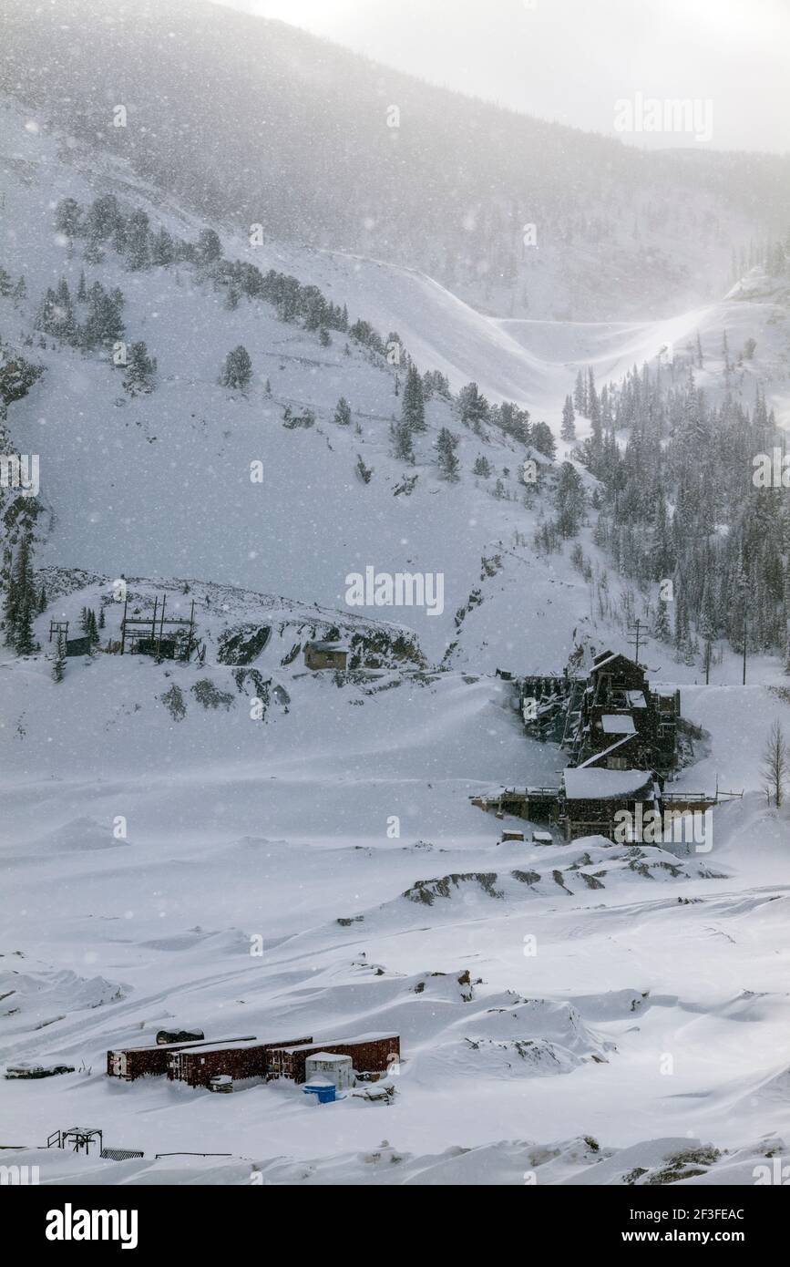 Winteransicht der verlassenen Madonna Mine, nahe Monarch Pass, Colorado, USA. Die Mine lieferte Blei, Silber, Zink und Kalkstein an die Stahlindustrie. Stockfoto