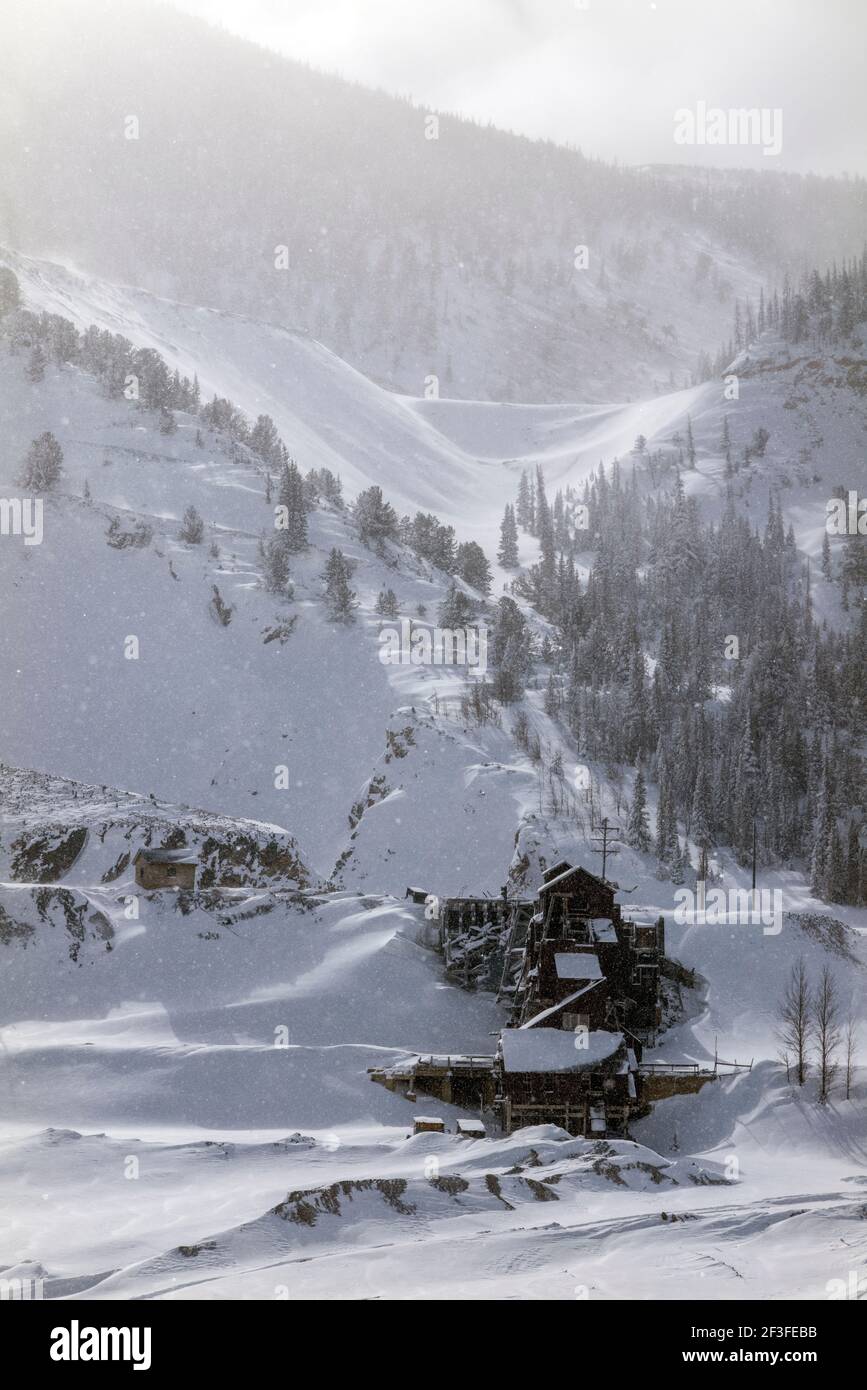 Winteransicht der verlassenen Madonna Mine, nahe Monarch Pass, Colorado, USA. Die Mine lieferte Blei, Silber, Zink und Kalkstein an die Stahlindustrie. Stockfoto