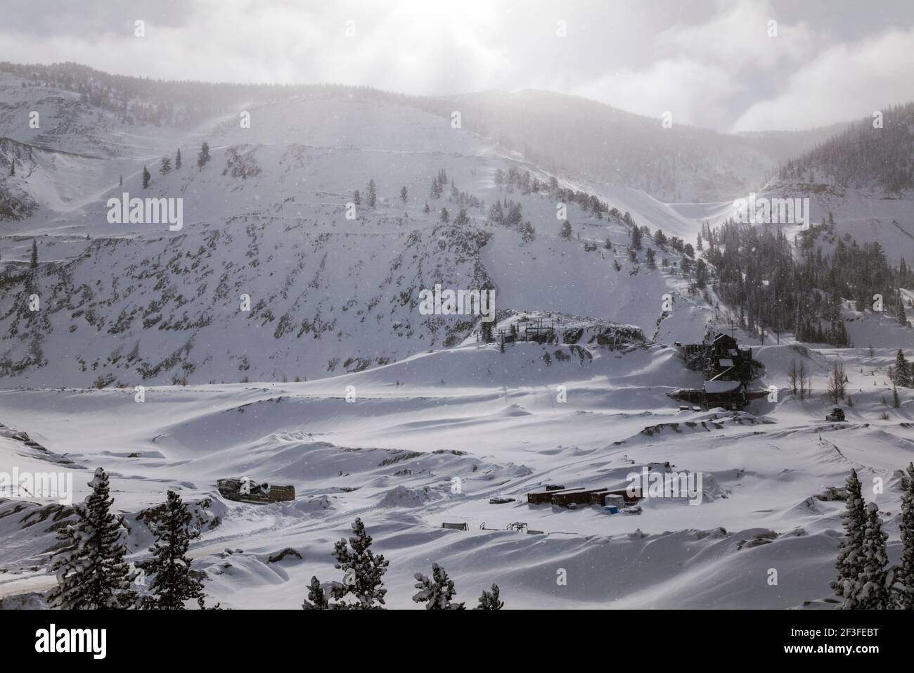 Winteransicht der verlassenen Madonna Mine, nahe Monarch Pass, Colorado, USA. Die Mine lieferte Blei, Silber, Zink und Kalkstein an die Stahlindustrie. Stockfoto