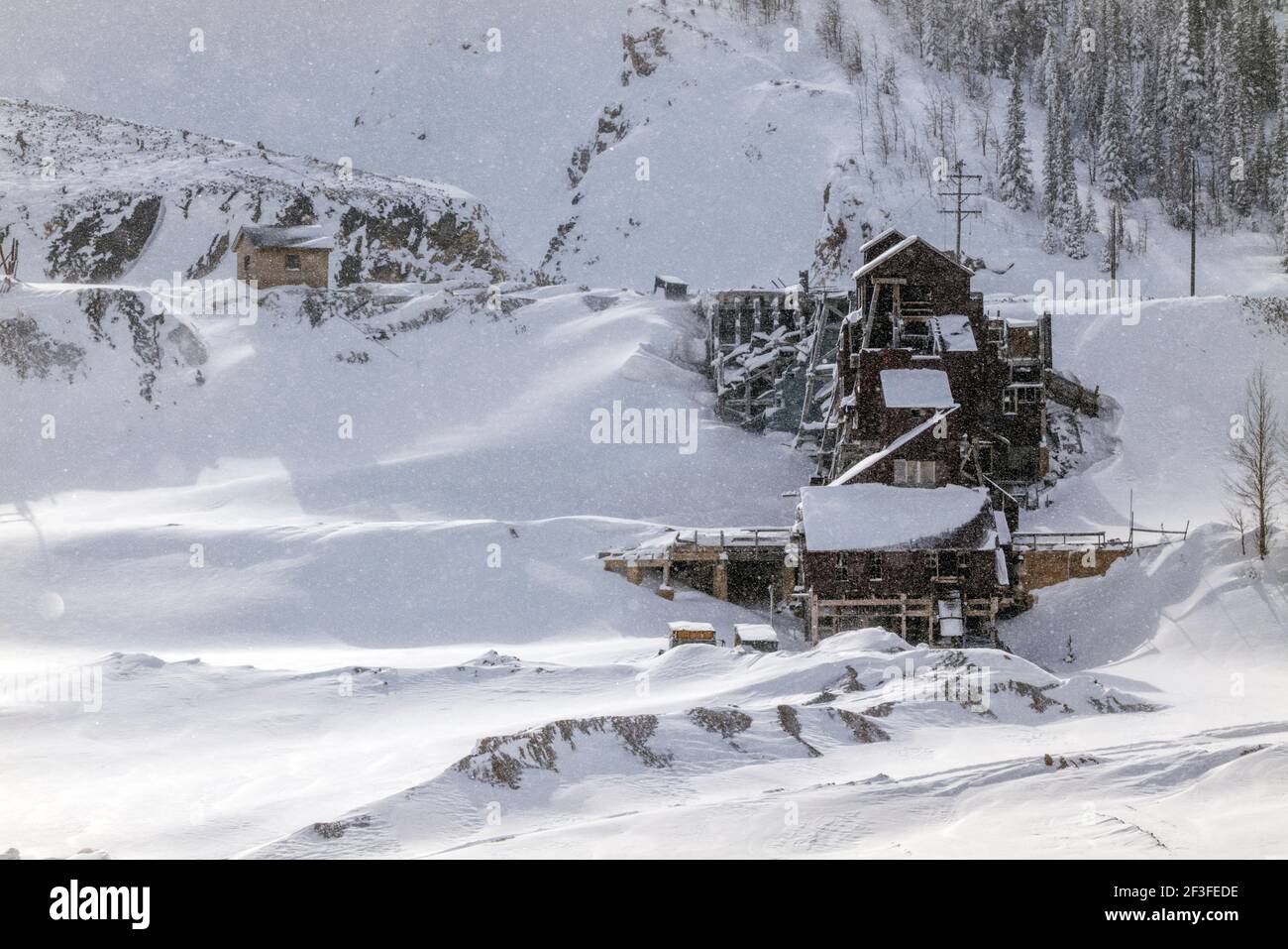 Winteransicht der verlassenen Madonna Mine, nahe Monarch Pass, Colorado, USA. Die Mine lieferte Blei, Silber, Zink und Kalkstein an die Stahlindustrie. Stockfoto