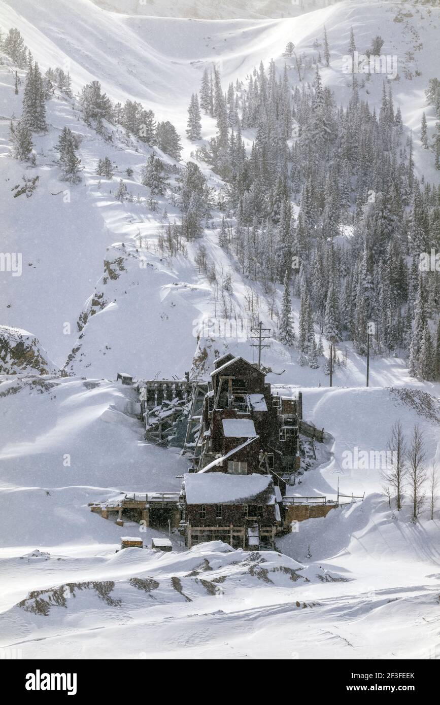 Winteransicht der verlassenen Madonna Mine, nahe Monarch Pass, Colorado, USA. Die Mine lieferte Blei, Silber, Zink und Kalkstein an die Stahlindustrie. Stockfoto