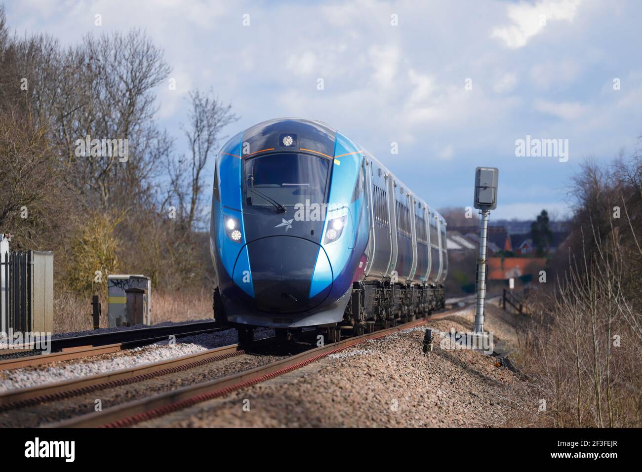 Azuma Class TransPennine Train gesehen läuft durch Garforth, Leeds, West Yorkshire, UK Stockfoto