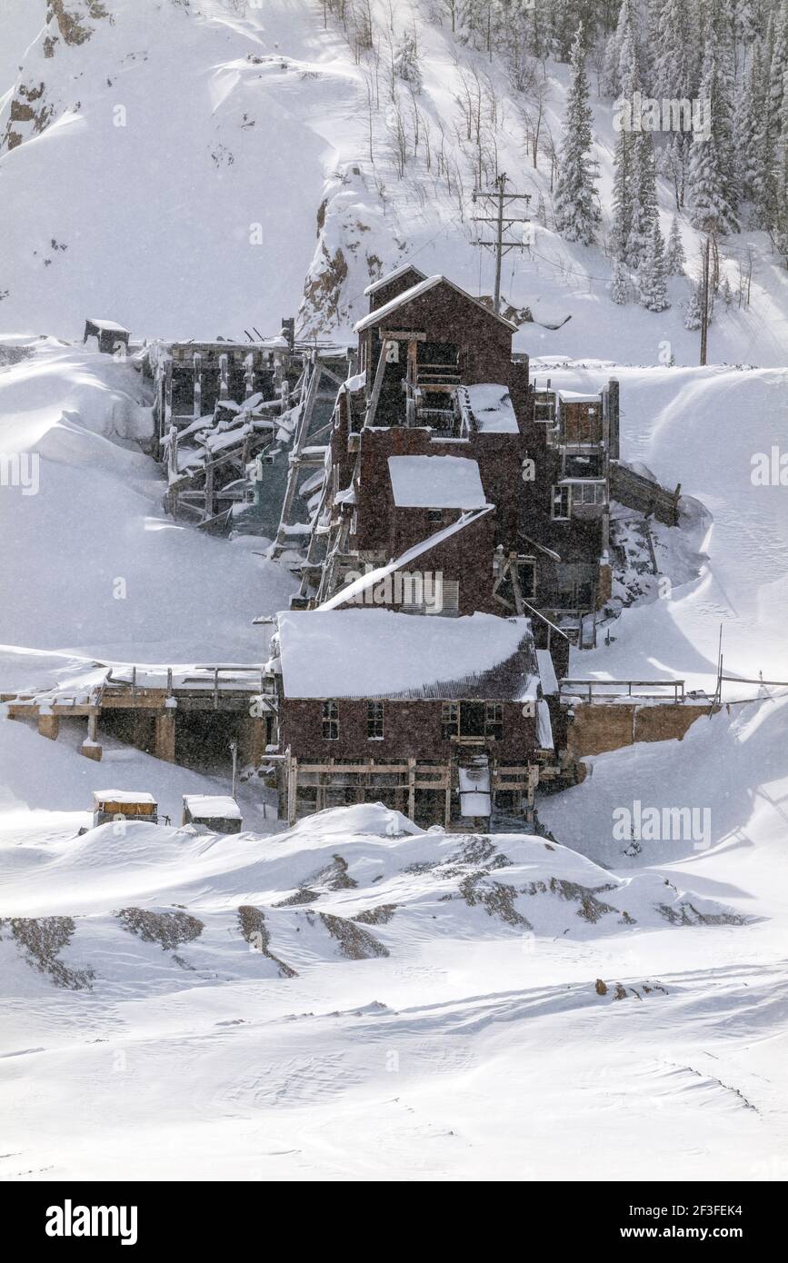 Winteransicht der verlassenen Madonna Mine, nahe Monarch Pass, Colorado, USA. Die Mine lieferte Blei, Silber, Zink und Kalkstein an die Stahlindustrie. Stockfoto