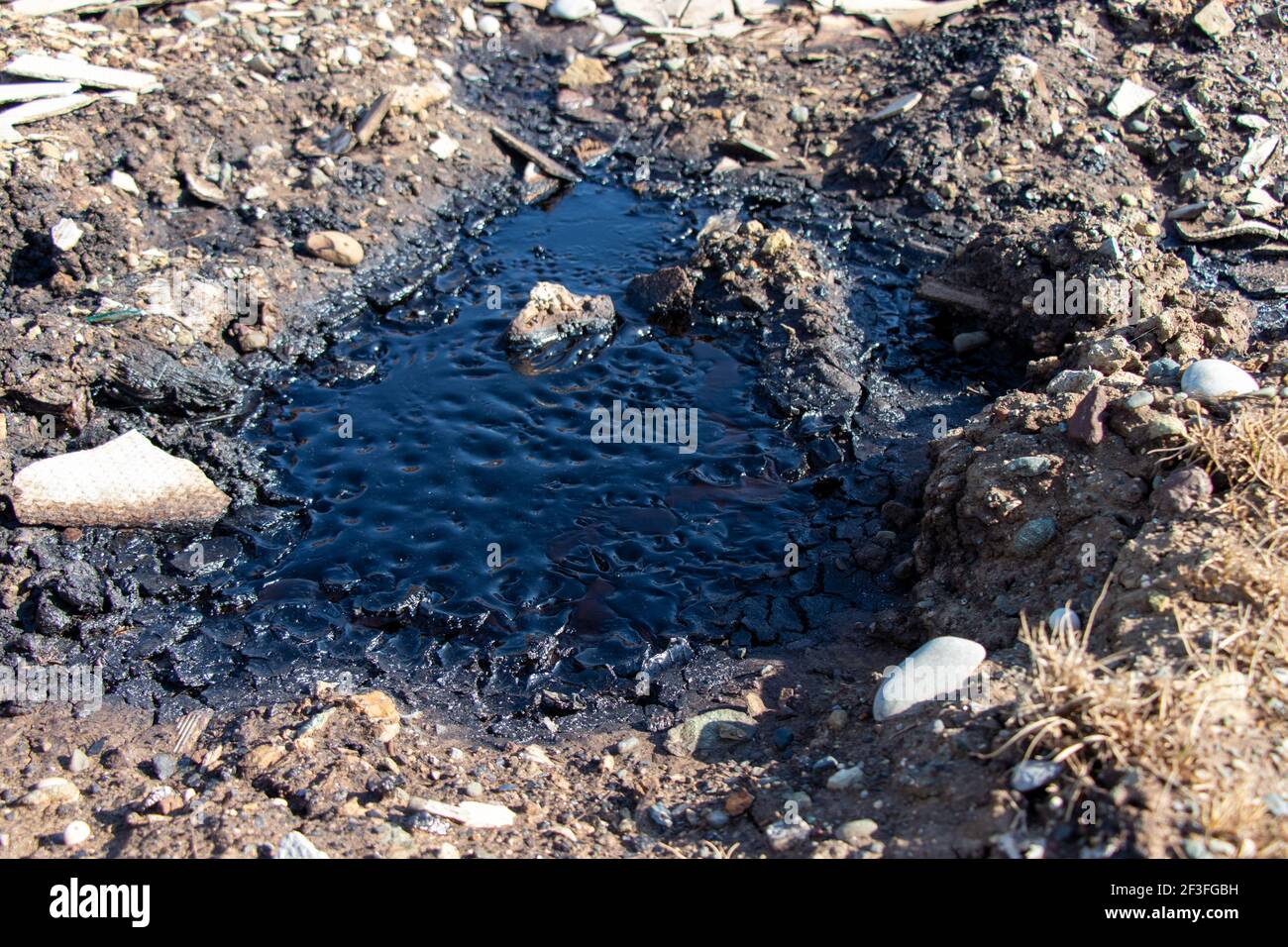 Mit Ölabfällen verschmutzter Boden. Konzept des Schadens für Umwelt und Ökologie Katastrophe. Verschmutztes Öl austreten Stockfoto