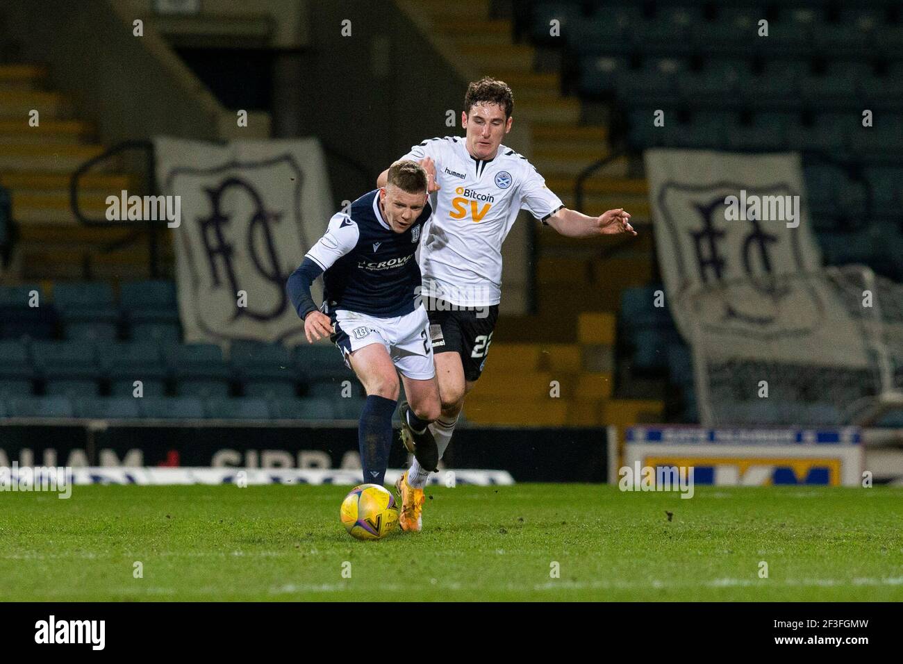 Dens Park, Dundee, Großbritannien. März 2021, 16th. Scottish Championship Football, Dundee FC gegen Ayr United; Sam Fisher von Dundee Herausforderungen für den Ball mit Mark McKenzie von Ayr United Credit: Action Plus Sports/Alamy Live News Stockfoto