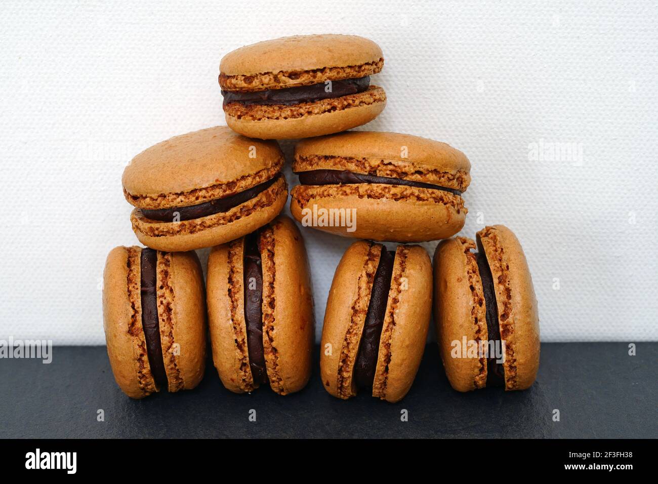 Hausgemachte Schokolade Kakao Makkaron Cookies mit Schokolade Haselnuss Ganache gefüllt Stockfoto