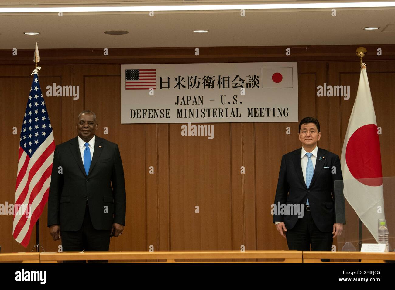 Tokio, Japan. März 2021, 16th. US-Verteidigungsminister Lloyd J. Austin III, links, steht mit dem japanischen Verteidigungsminister Nobuo Kishi vor dem Beginn des jährlichen Verteidigungsministertreffens im Verteidigungsministerium am 16. März 2021 in Tokio, Japan, zusammen. Quelle: Planetpix/Alamy Live News Stockfoto