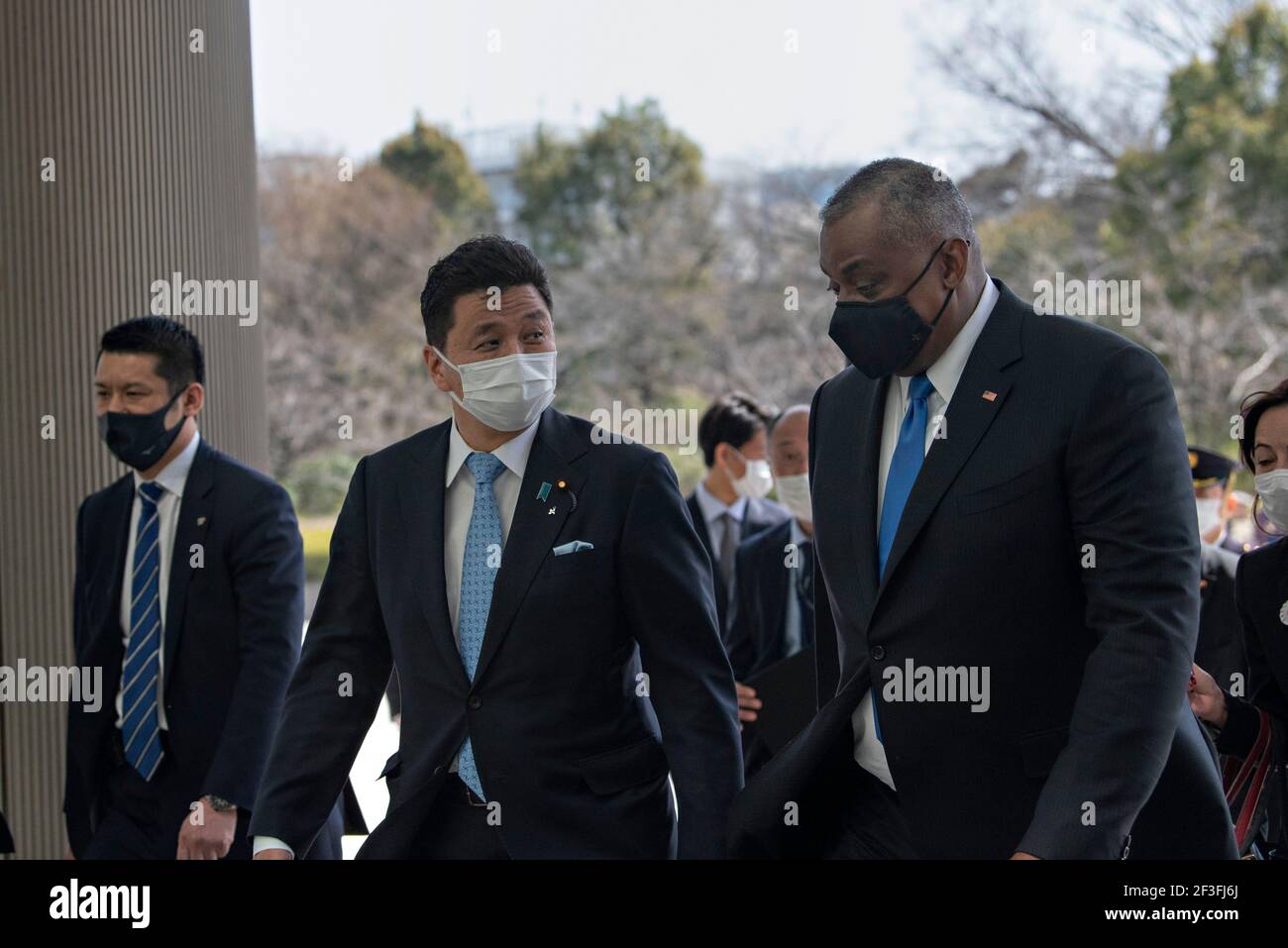 Tokio, Japan. März 2021, 16th. US-Verteidigungsminister Lloyd J. Austin III, rechts, geht mit dem japanischen Verteidigungsminister Nobuo Kishi nach seiner Ankunft im Verteidigungsministerium am 16. März 2021 in Tokio, Japan. Quelle: Planetpix/Alamy Live News Stockfoto
