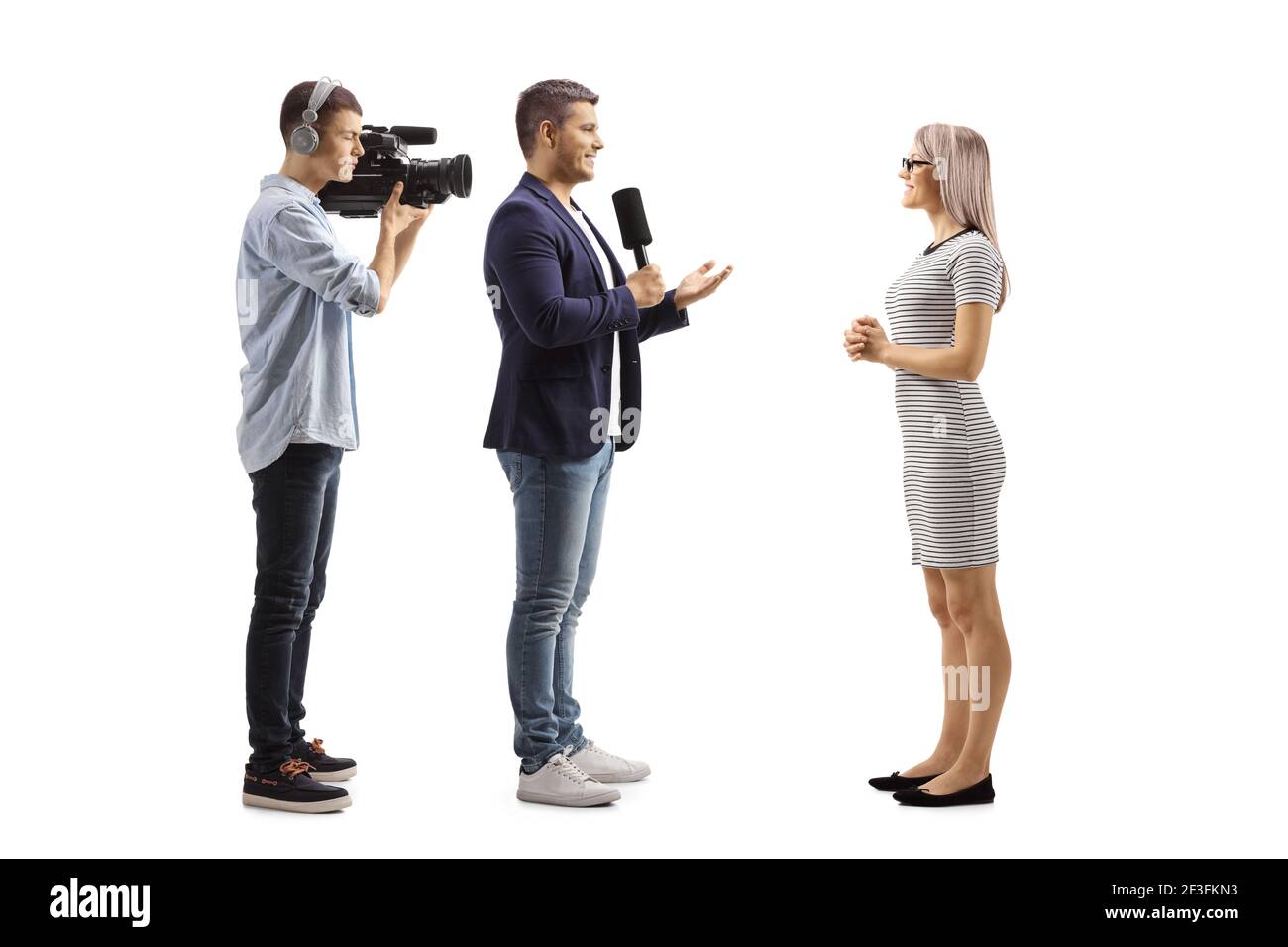 Ein Reporter interviewte eine junge Frau und einen Kameramann Isoliert auf weißem Hintergrund Stockfoto