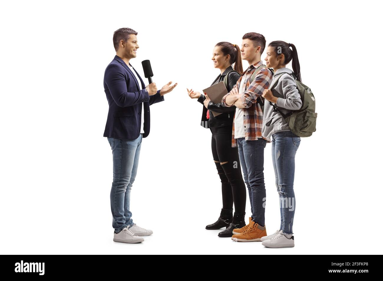 Männlicher Reporter interviewte eine Gruppe von jungen Studenten isoliert auf Weißer Hintergrund Stockfoto