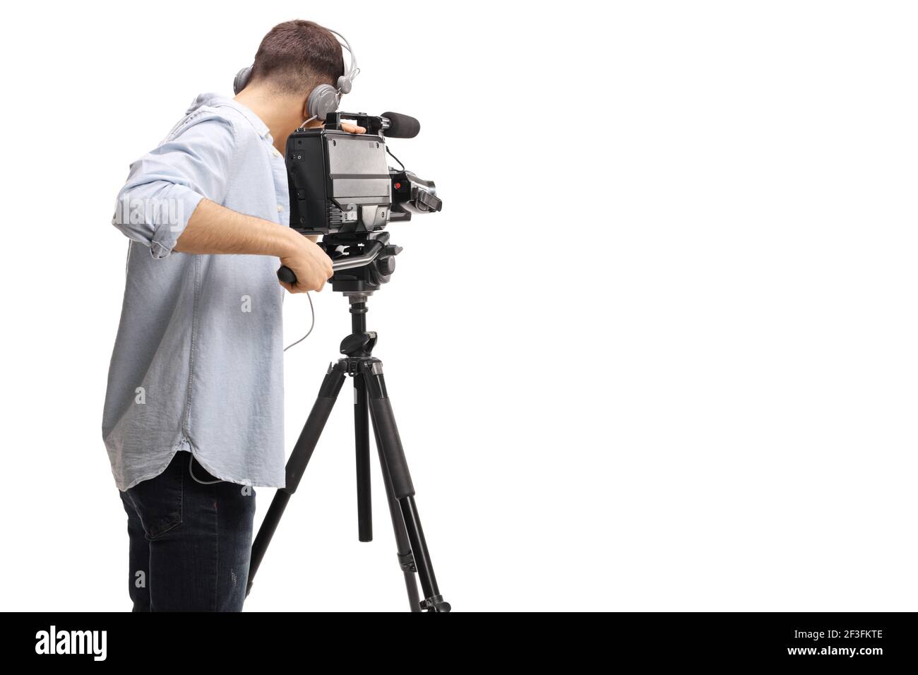 Rückaufnahme eines Kameramanns, der mit einer professionellen Kamera aufgenommen wurde Auf einem Stativ isoliert auf weißem Hintergrund Stockfoto