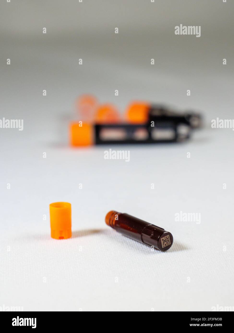 2D Röhrchen mit Barcode, opak für lichtempfindliche Proben. Stockfoto