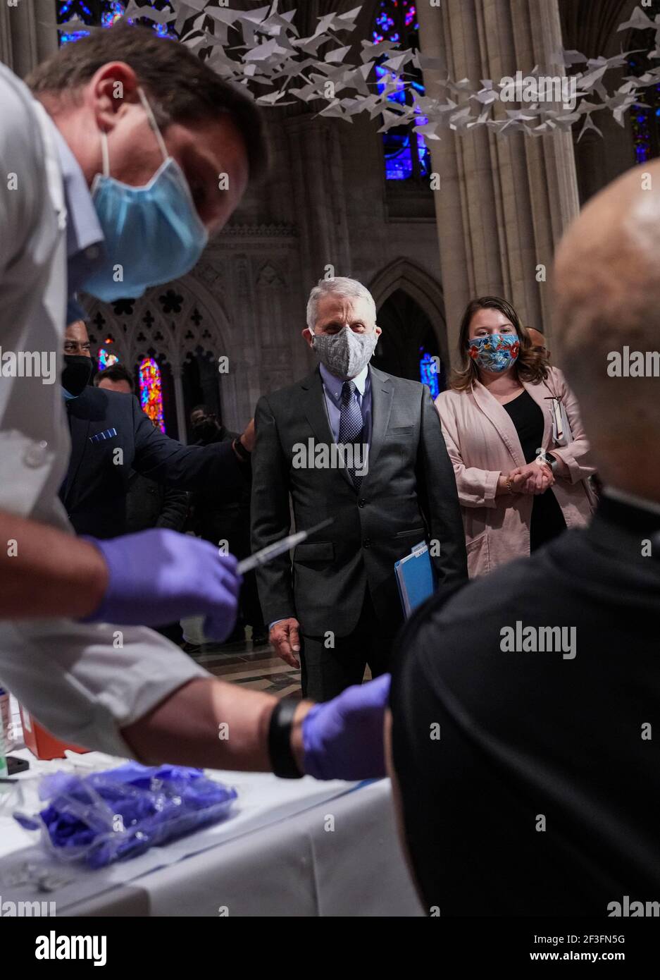 Washington, Usa. März 2021, 16th. Dr. Anthony Fauci, Direktor des US National Institute of Allergy and Infectious Diseases, beobachtet, wie ein Mitglied des Klerus erhält einen Johnson und Johnson COVID-19-Impfstoff bei einer Veranstaltung, bei der religiöse Führer der Gemeinschaft aus allen Glaubensrichtungen erhielten den Impfstoff, um das Bewusstsein zu unterstreichen, In der National Cathedral in Washington, DC am Dienstag, 16. März 2021. Foto von Kevin Dietsch/UPI Kredit: UPI/Alamy Live News Stockfoto