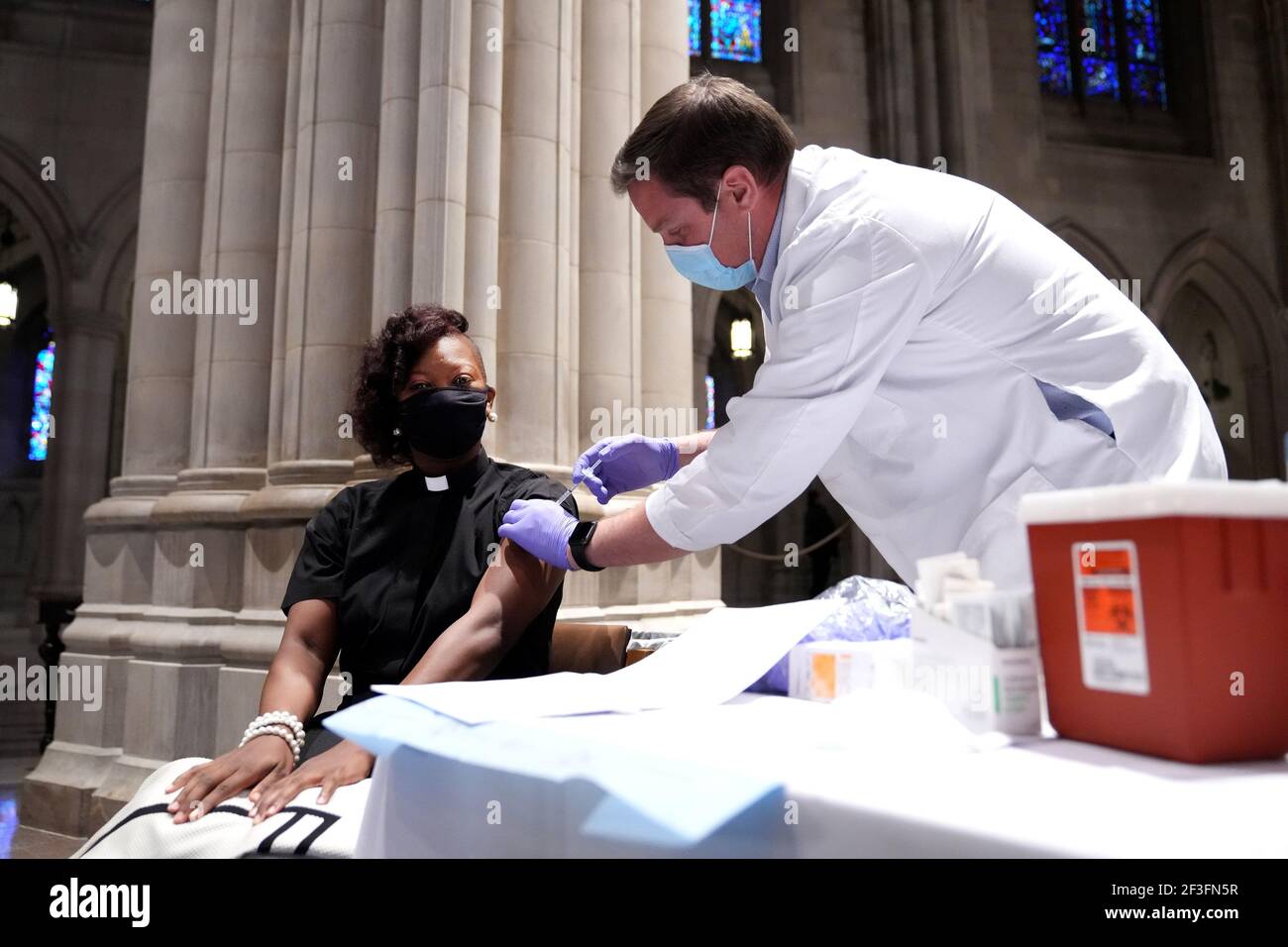 Washington, Usa. März 2021, 16th. Ein Mitglied des Klerus erhält einen Johnson und Johnson COVID-19-Impfstoff bei einer Veranstaltung, bei der religiöse Führer aller Glaubensrichtungen in der National Cathedral in Washington, DC, am Dienstag, den 16. März 2021, den Impfstoff erhielten, um das Bewusstsein zu unterstreichen. Foto von Kevin Dietsch/UPI Kredit: UPI/Alamy Live News Stockfoto