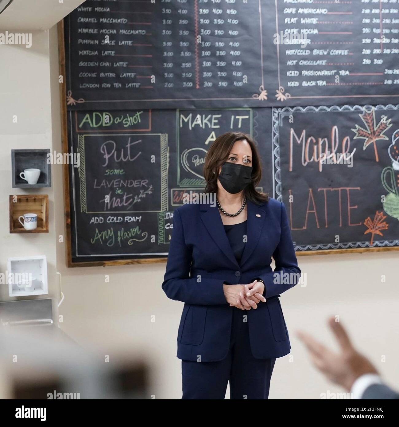 US-Vizepräsidentin Kamala Harris entscheidet, welches Getränk sie bei einem Besuch der Culinary Union an der Culinary Academy of Las Vegas am 15. März 2021 in Las Vegas, Nevada, bestellen möchte. Quelle: Planetpix/Alamy Live News Stockfoto