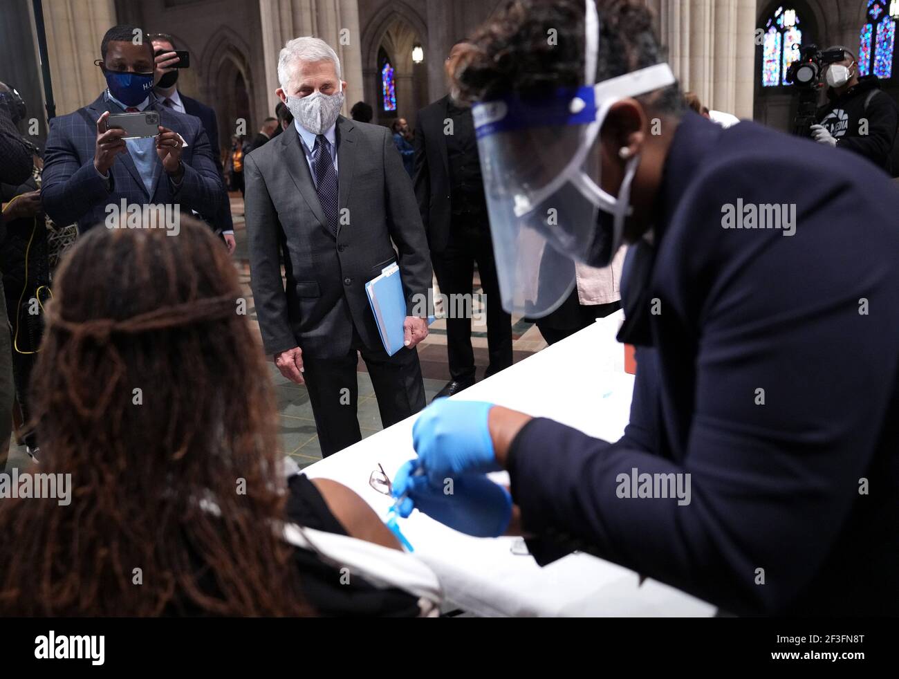 Washington, Usa. März 2021, 16th. Dr. Anthony Fauci, Direktor des US National Institute of Allergy and Infectious Diseases, beobachtet, wie ein Mitglied des Klerus erhält einen Johnson und Johnson COVID-19-Impfstoff bei einer Veranstaltung, bei der religiöse Führer der Gemeinschaft aus allen Glaubensrichtungen erhielten den Impfstoff, um das Bewusstsein zu unterstreichen, In der National Cathedral in Washington, DC am Dienstag, 16. März 2021. Foto von Kevin Dietsch/UPI Kredit: UPI/Alamy Live News Stockfoto