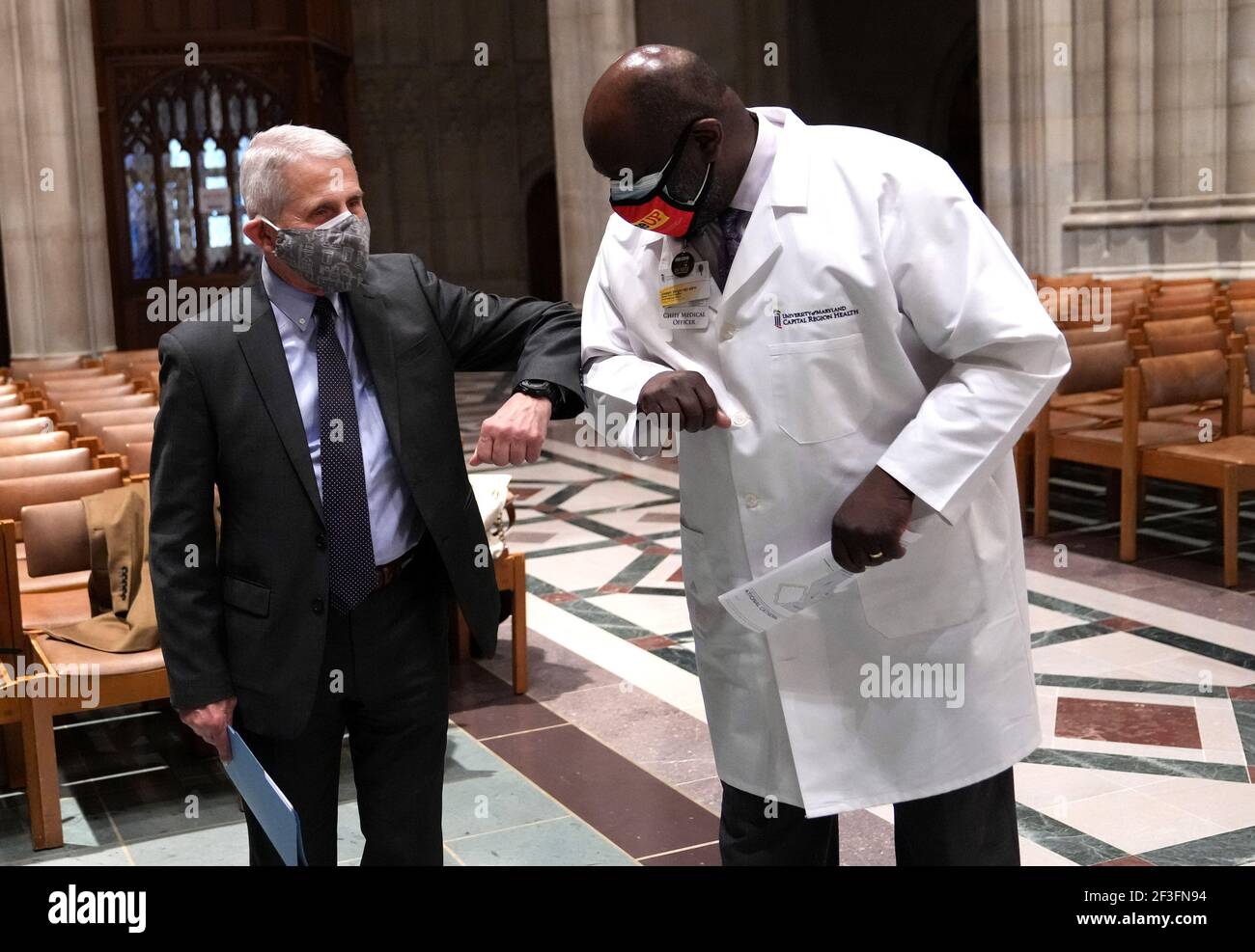 Washington, Usa. März 2021, 16th. Dr. Joseph Wright (R) begrüßt Dr. Anthony Fauci, Direktor des US-amerikanischen National Institute of Allergy and Infectious Diseases, beobachtet, wie ein Mitglied des Klerus erhält einen Johnson und Johnson COVID-19-Impfstoff bei einer Veranstaltung, bei der religiöse Führer der Gemeinschaft aus allen Glaubensrichtungen erhielten den Impfstoff, um das Bewusstsein zu unterstreichen, In der National Cathedral in Washington, DC am Dienstag, 16. März 2021. Foto von Kevin Dietsch/UPI Kredit: UPI/Alamy Live News Stockfoto