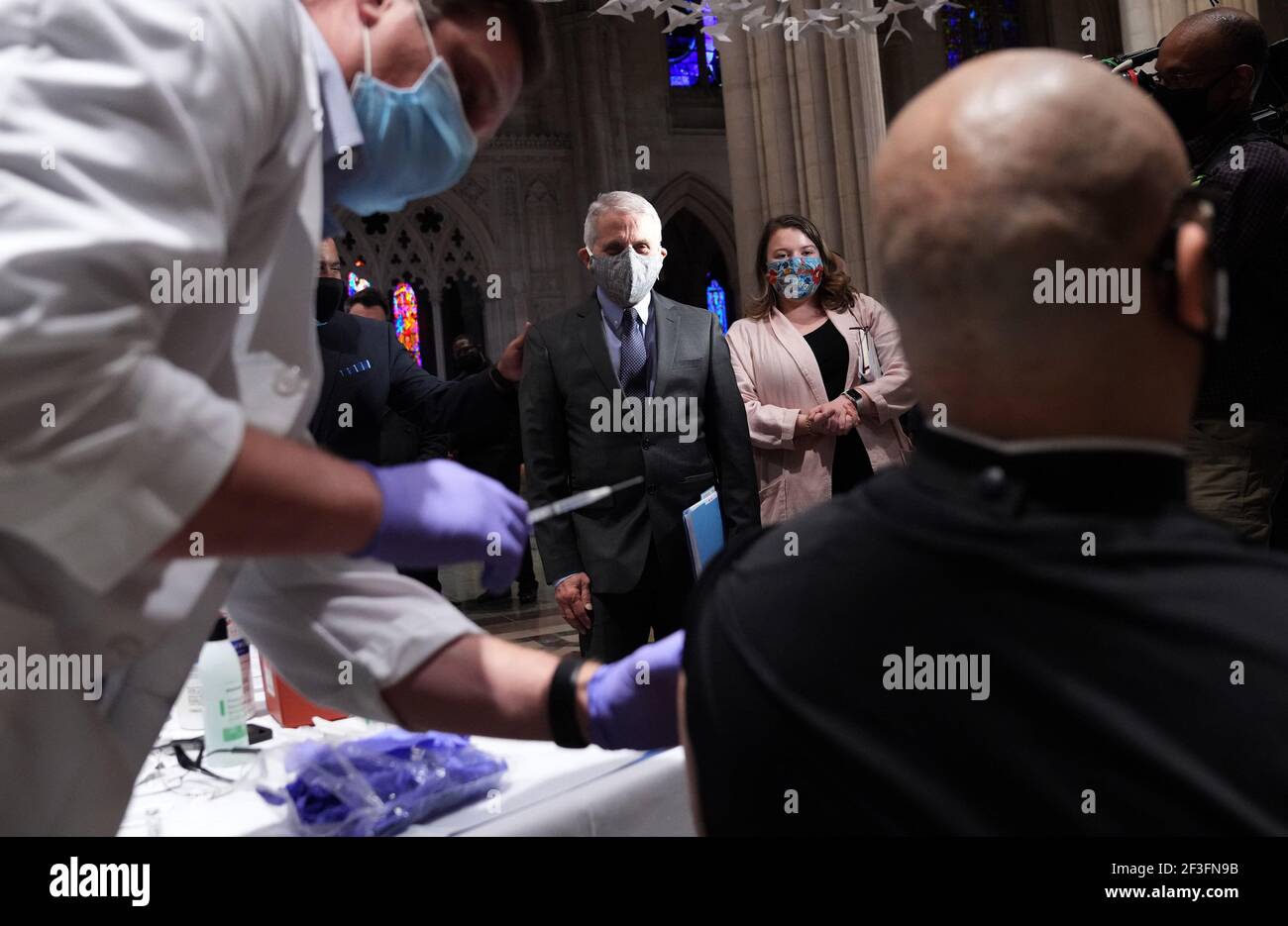 Washington, Usa. März 2021, 16th. Dr. Anthony Fauci, Direktor des US National Institute of Allergy and Infectious Diseases, beobachtet, wie ein Mitglied des Klerus erhält einen Johnson und Johnson COVID-19-Impfstoff bei einer Veranstaltung, bei der religiöse Führer der Gemeinschaft aus allen Glaubensrichtungen erhielten den Impfstoff, um das Bewusstsein zu unterstreichen, In der National Cathedral in Washington, DC am Dienstag, 16. März 2021. Foto von Kevin Dietsch/UPI Kredit: UPI/Alamy Live News Stockfoto