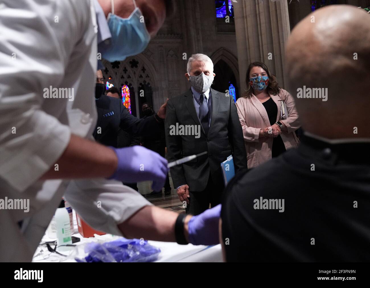 Washington, Usa. März 2021, 16th. Dr. Anthony Fauci, Direktor des US National Institute of Allergy and Infectious Diseases, beobachtet, wie ein Mitglied des Klerus erhält einen Johnson und Johnson COVID-19-Impfstoff bei einer Veranstaltung, bei der religiöse Führer der Gemeinschaft aus allen Glaubensrichtungen erhielten den Impfstoff, um das Bewusstsein zu unterstreichen, In der National Cathedral in Washington, DC am Dienstag, 16. März 2021. Foto von Kevin Dietsch/UPI Kredit: UPI/Alamy Live News Stockfoto