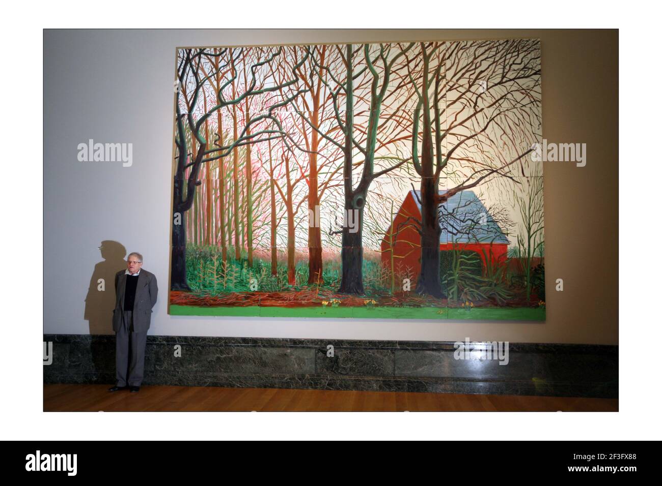 Der britische Künstler David Hockney (L) posiert für Fotografien neben einem Ausschnitt seines Gemäldes 'Bigger Tree's Near Warter', in der Tate Britain in London. David Hockney hat das Kunstwerk der Tate Britainphotograph von David Sandison The Independent 7/4/2008 geschenkt Stockfoto