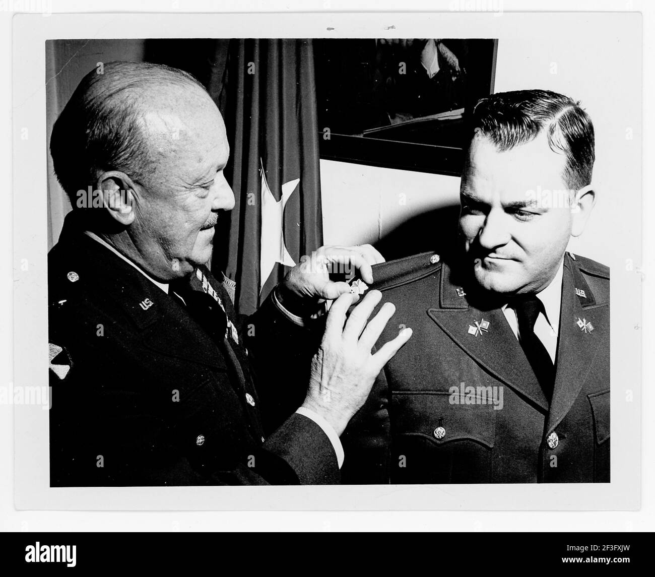 1950s Officer Promotion Ceremony hat immer die General Pinning auf dem New Rank, USA Stockfoto