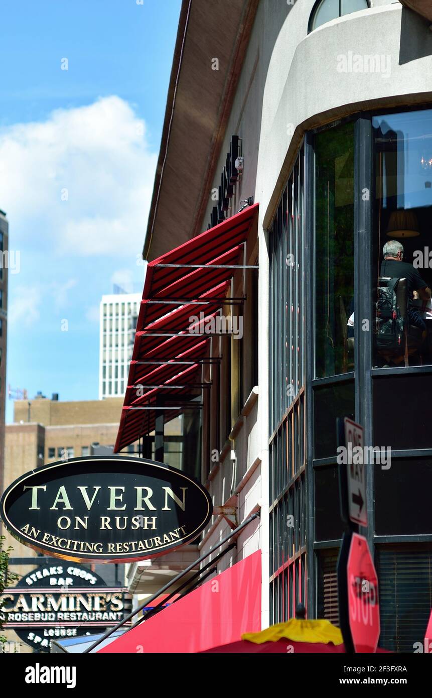 Chicago, Illinois, USA. Schilder entlang Chicagos Rush Street dienen zur Identifizierung des berühmten Nachtlebens der Stadt und der nahen Nordseite. Stockfoto