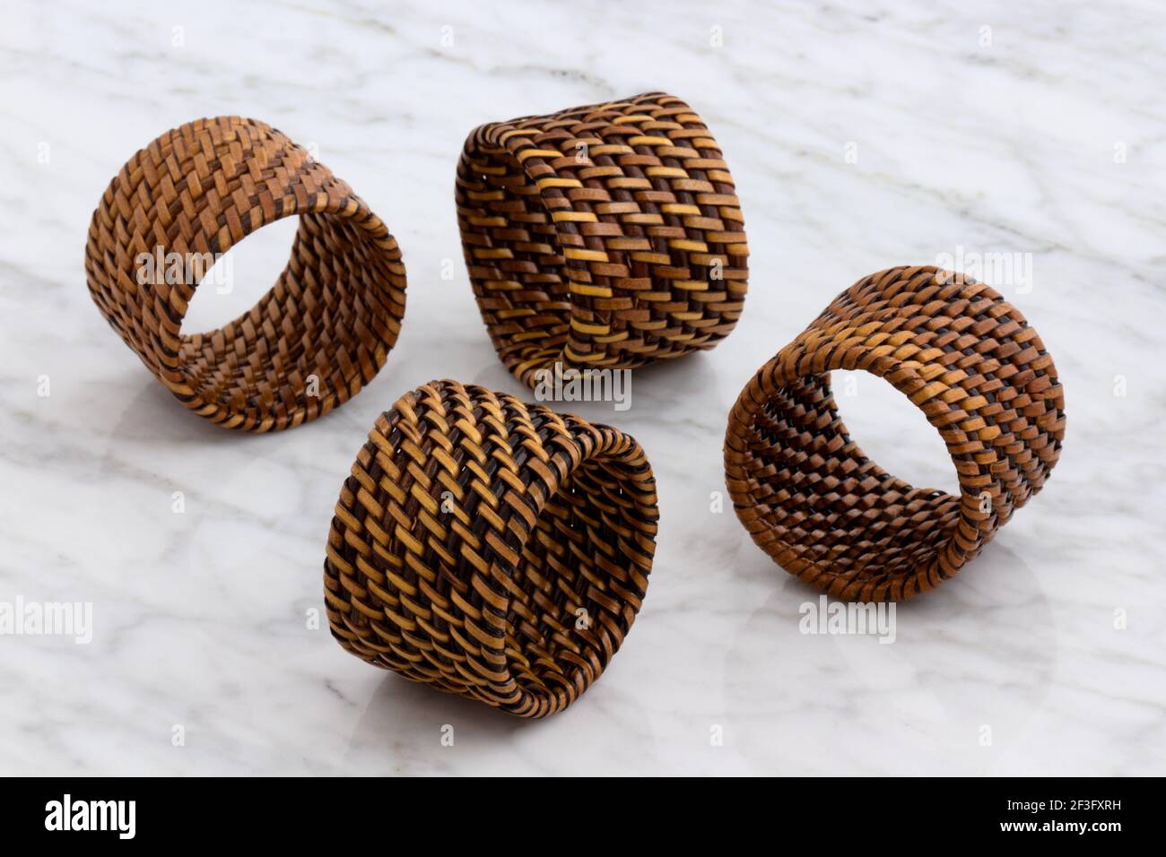 Rattan, Weidenservietschen ein vielseitiges Accessoire, das für mehrere Dekorationsideen verwendet werden kann. Stockfoto