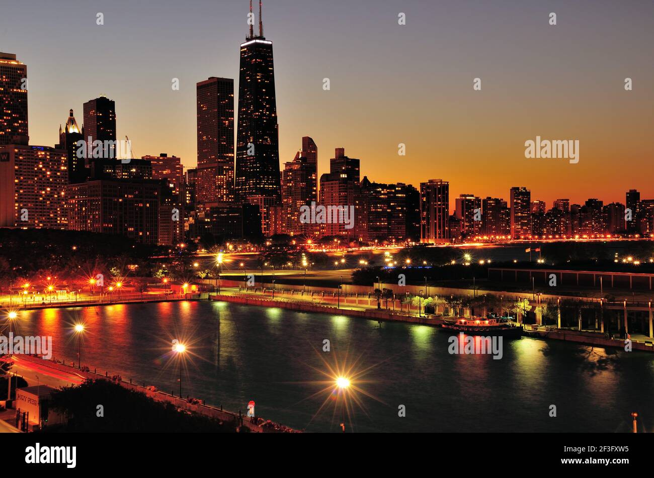 Chicago, Illinois, USA. Die Nacht beginnt, die Abenddämmerung über der Skyline von Chicago entlang der North Michigan Avenue und dem Lake Shore Drive zu überwinden. Stockfoto