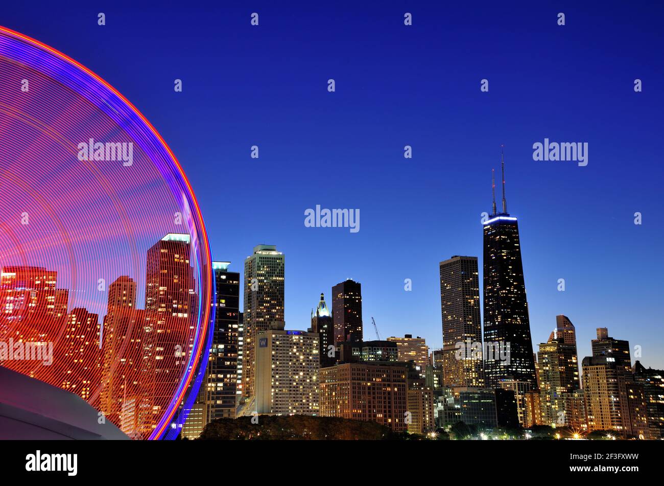 Chicago, Illinois, USA. Die Nacht überwindet die Dämmerung über dem Riesenrad am Navy Pier und der Skyline der Stadt. Stockfoto