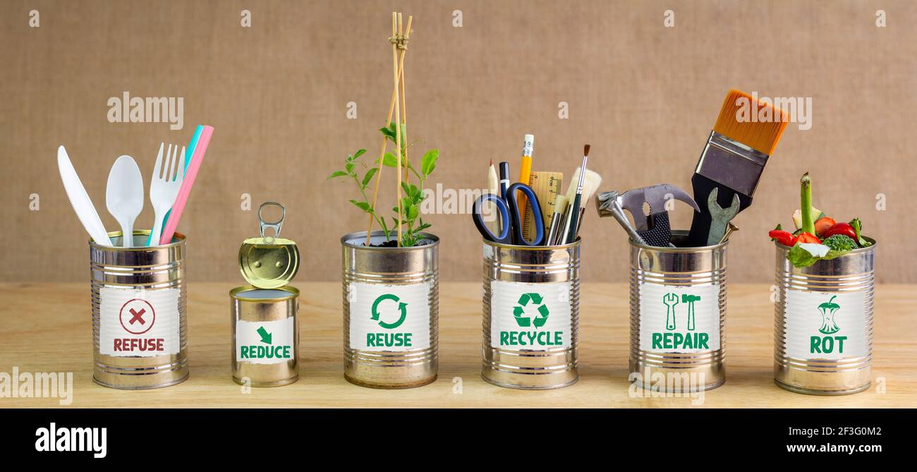 Zero Waste Management, dargestellt in 6 alten Blechdosen mit Etiketten Abfall, reduzieren, recyceln, reparieren, wiederverwenden, verrotten. Sparen Sie Geld, Öko-Lifestyle, nachhaltige l Stockfoto