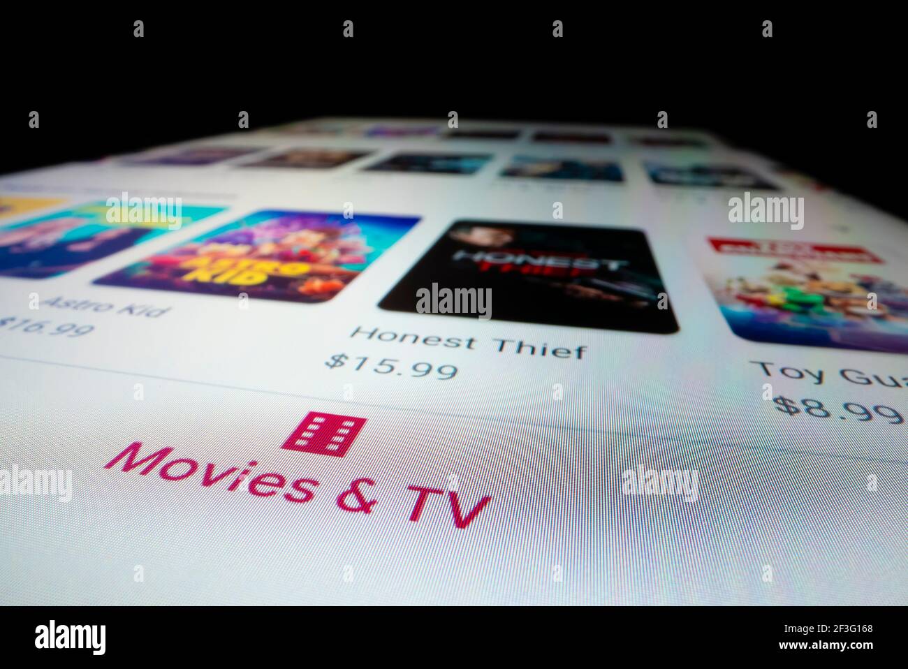 Nahaufnahme von Filmen zum Verkauf in Google Play Store Stockfoto