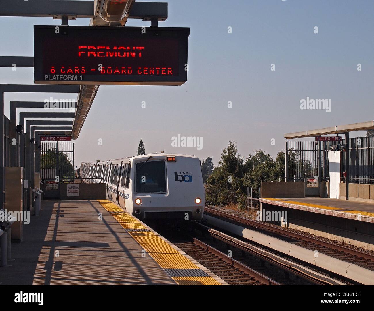 BART-Zug an der Union City Station und Schild mit der Ankündigung der Ankunft des Fremont-Zug mit sechs Autos, Kalifornien Stockfoto