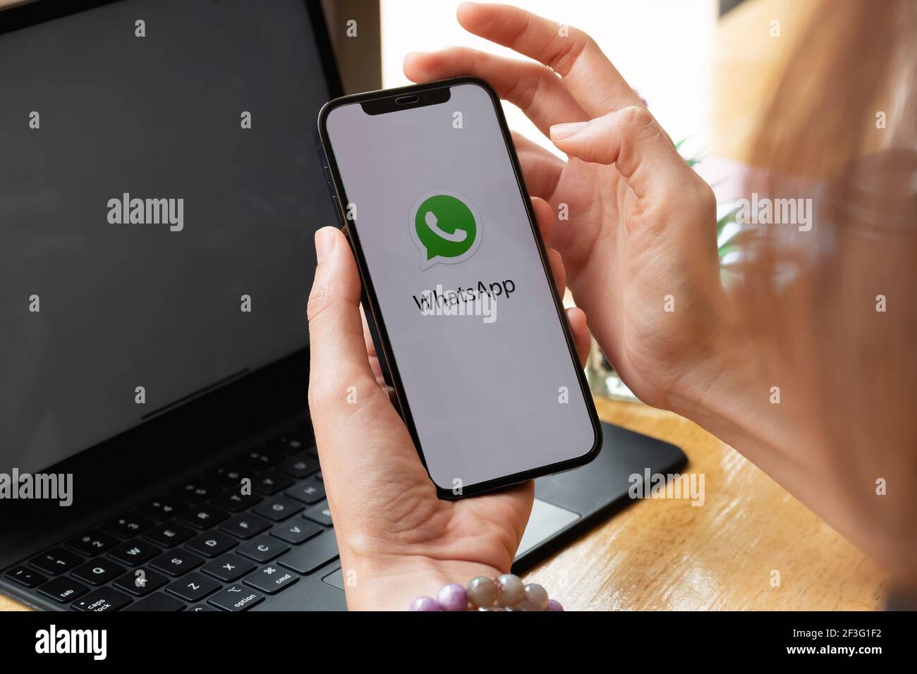 CHIANGMAI, THAILAND - MAR 7, 2021 : männliche Hand hält WhatsApp mobile Anwendung auf APPLE iPhone 12 Screenshot Stockfoto
