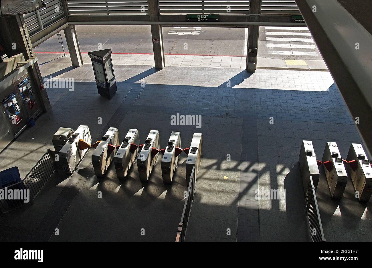 BART-Eintrittstore am Union City Station, Kalifornien Stockfoto