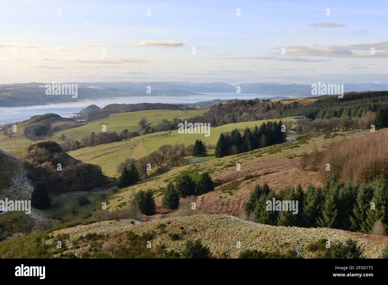 Blick nach Westen über die Kilpatrick Hills, Dumbarton und den Fluss Clyde in Schottland, Großbritannien, Europa Stockfoto