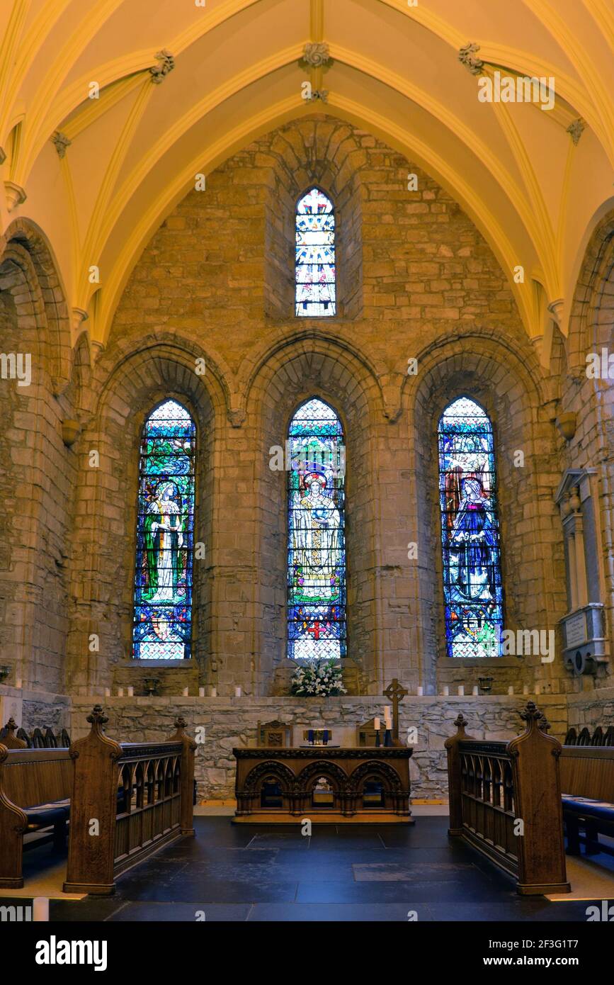 Dornoch Cathedral, Alter- und Buntglasfenster in Schottland, Großbritannien Stockfoto