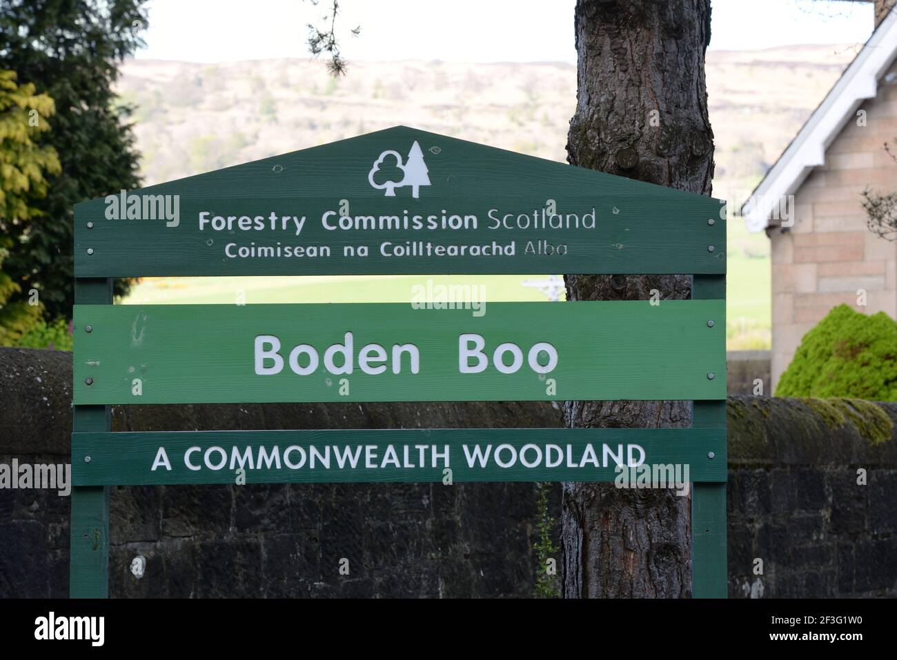 Schild/Informationstafel der Forstbehörde für Boden Boo Commonwealth Woodland in Erskine, Schottland, Großbritannien Stockfoto