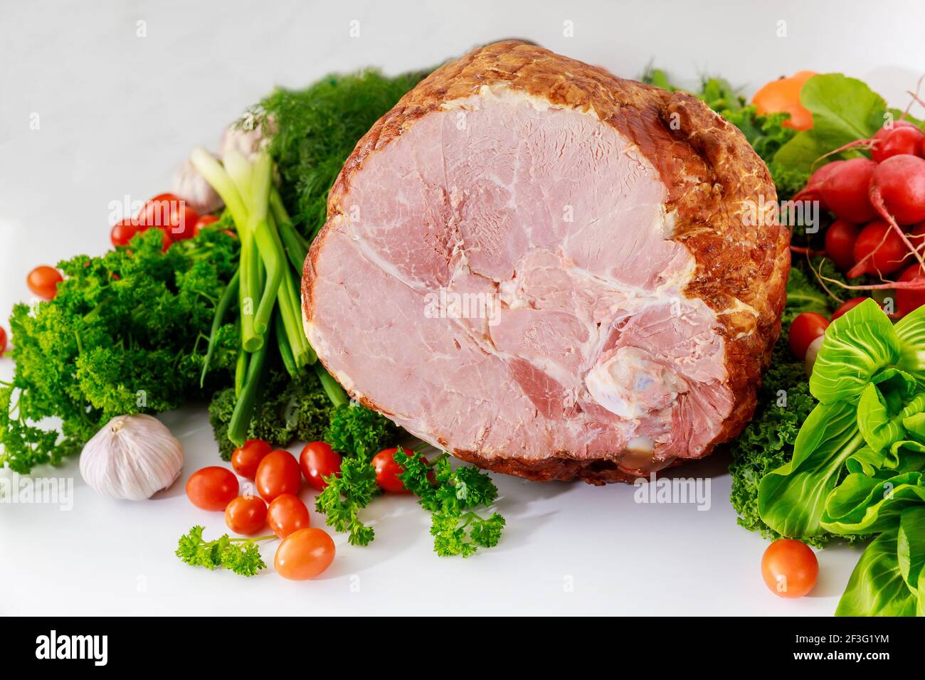 Honig Schweineschinken mit frischem Gemüse. Gesunde Ernährung. Osteressen. Stockfoto