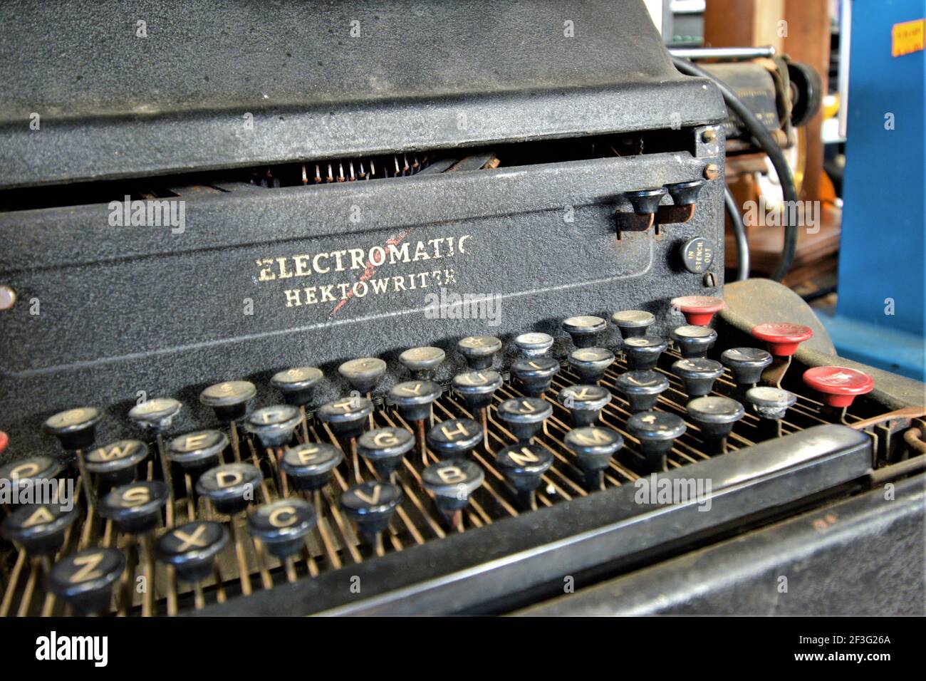 Gespendete und gerettete Gegenstände für den Wiederverkauf für Retro-Gebäude und Sammler, die qualitativ hochwertige und altersgewollte Gegenstände wünschen, können selten sein, die vom Unternehmen verkauft werden Stockfoto